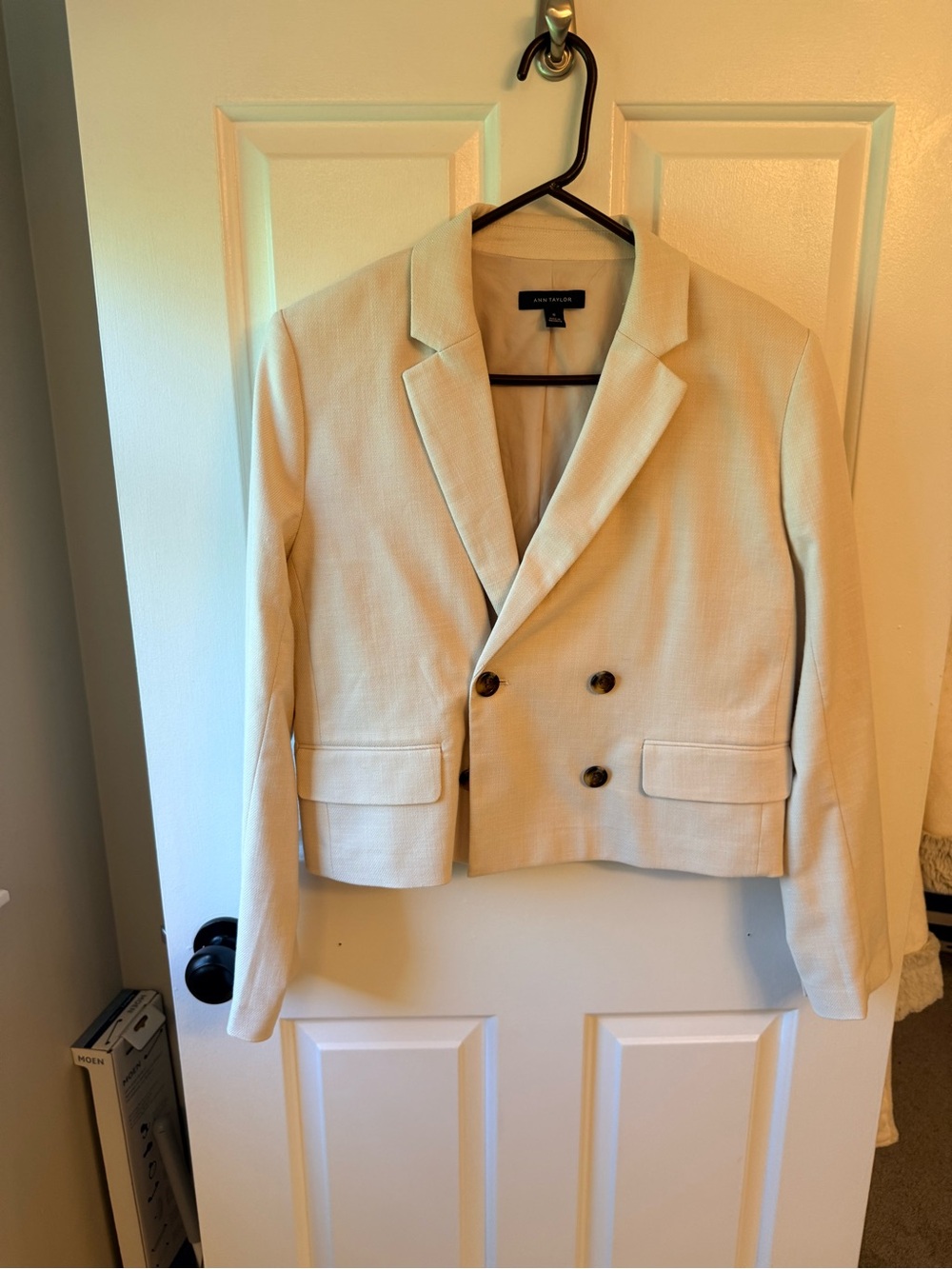 Ann Taylor Size 10 Ivory Double-Breasted Cropped Blazer